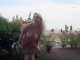 Blonde public flash and play