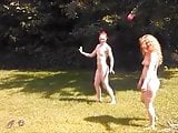 Las chicas se divierten desnudas en el jardin