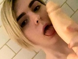 Amateur blond teenie masturbate